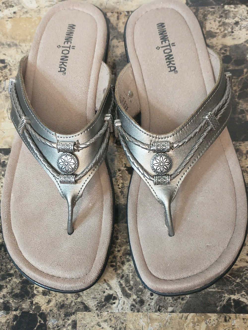 Minnetonka  "Silverthorn" Thongs  Size 10 Leather Pewter Metallic Color.  EUC
